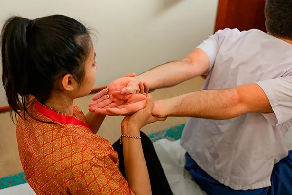 Étirement du corps lors d'un massage thaï traditionnel